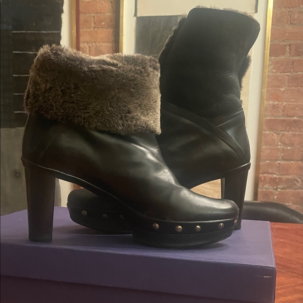 A Stewart Weitzman Stylish Black Leather Ankle Boots with Shearling Fur Cuff